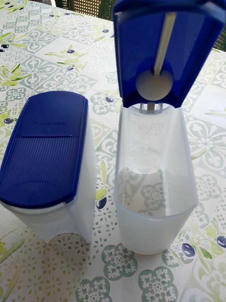 2 Tupperware bewaar dozen met lepel binnenin., Huis en Inrichting, Keuken | Tupperware, Ophalen, Zo goed als nieuw