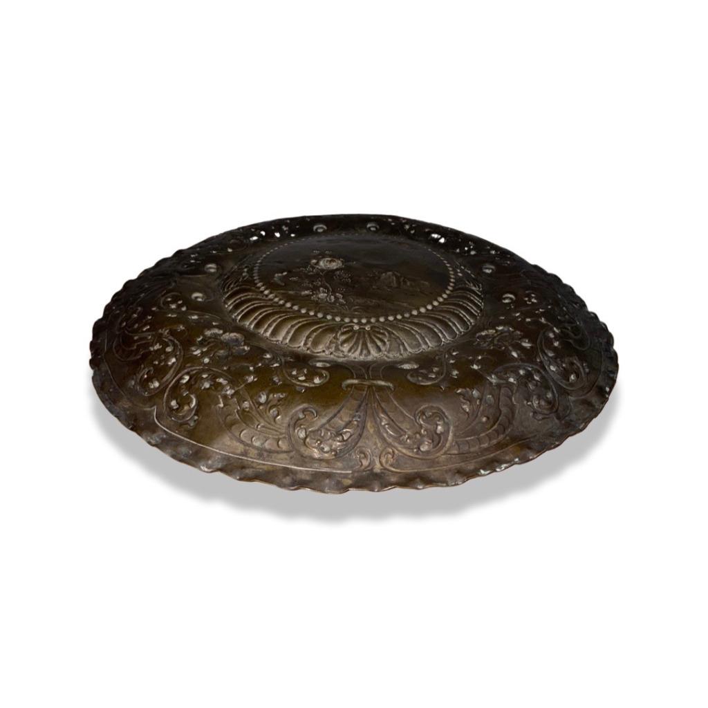 Plat en Cuivre Repoussé du 19ème Siècle, Antiquités & Art, Enlèvement ou Envoi, Cuivre