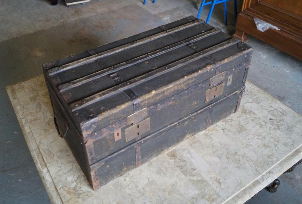 Zwarte antieke platte scheeps-koffer L 77 H 36, Antiek en Kunst, Ophalen
