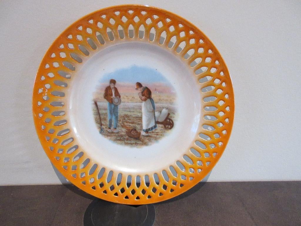 Zeer decoratief oud bord in porselein Victoria China CZecho, Antiek en Kunst, Ophalen