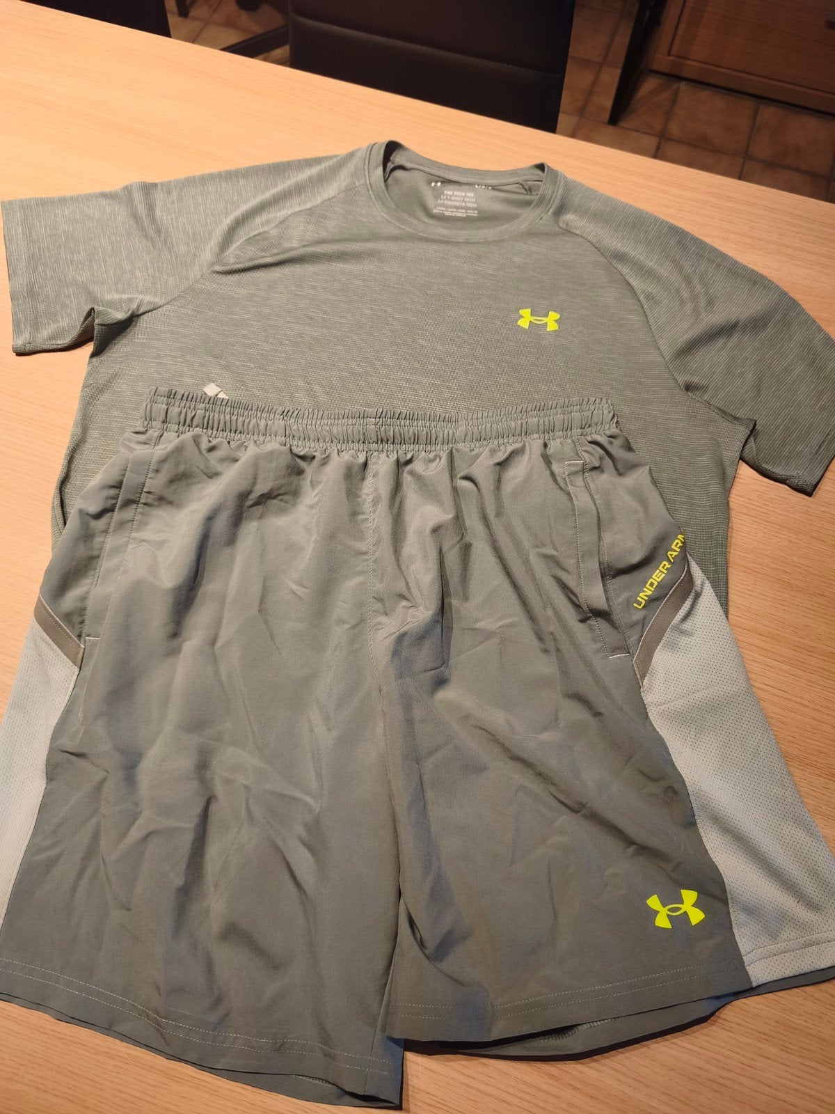 Under Armour set L, Vêtements | Hommes, Vêtements de sport, Enlèvement ou Envoi, Taille 52/54 (L)