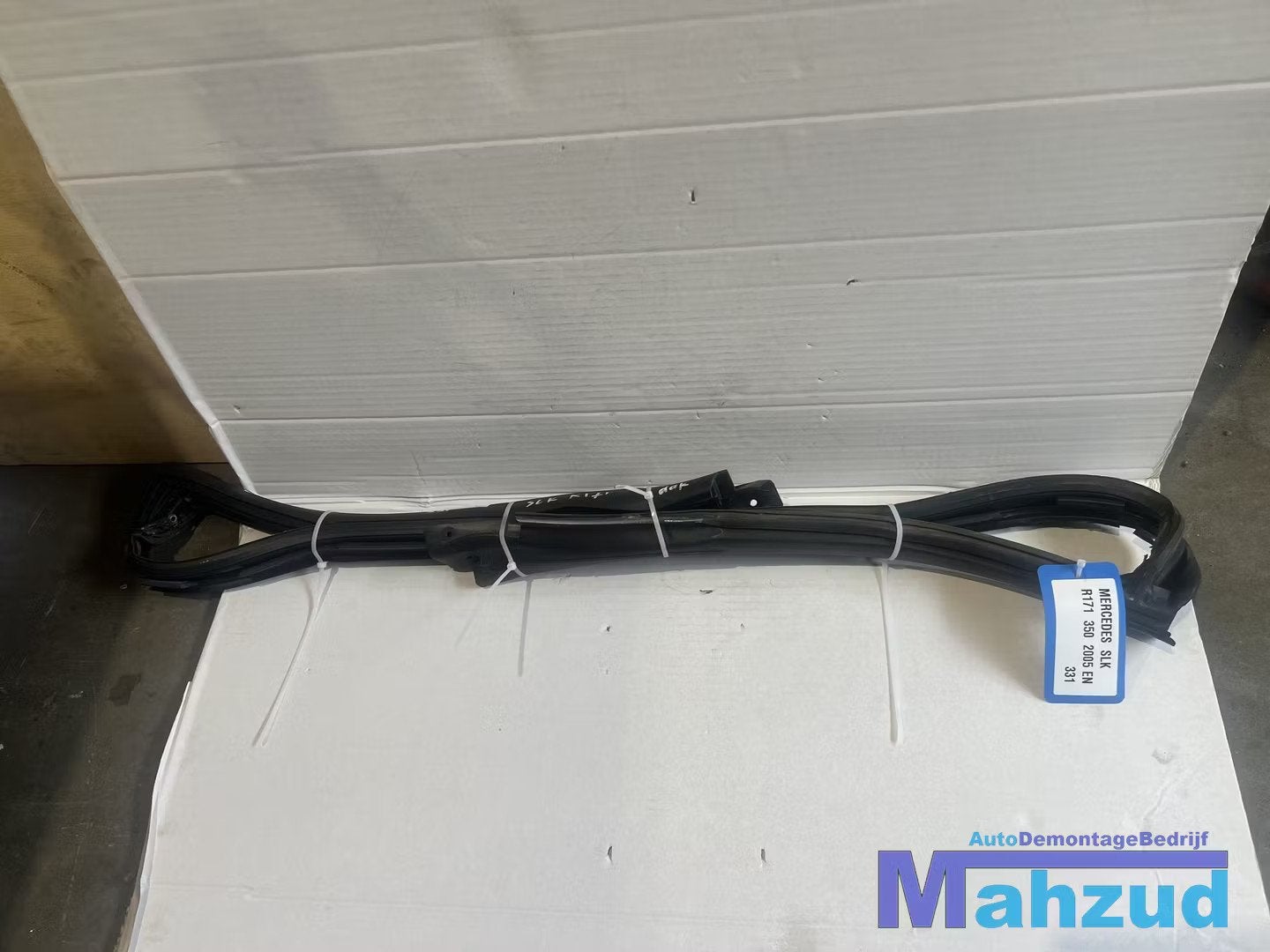 MERCEDES SLK R171 voorste dak rubber 2005-2011, Auto-onderdelen, Gebruikt, Mercedes-Benz AG, Mercedes-Benz, Mercedesstrasse 120
70372  Stuttgart, DE