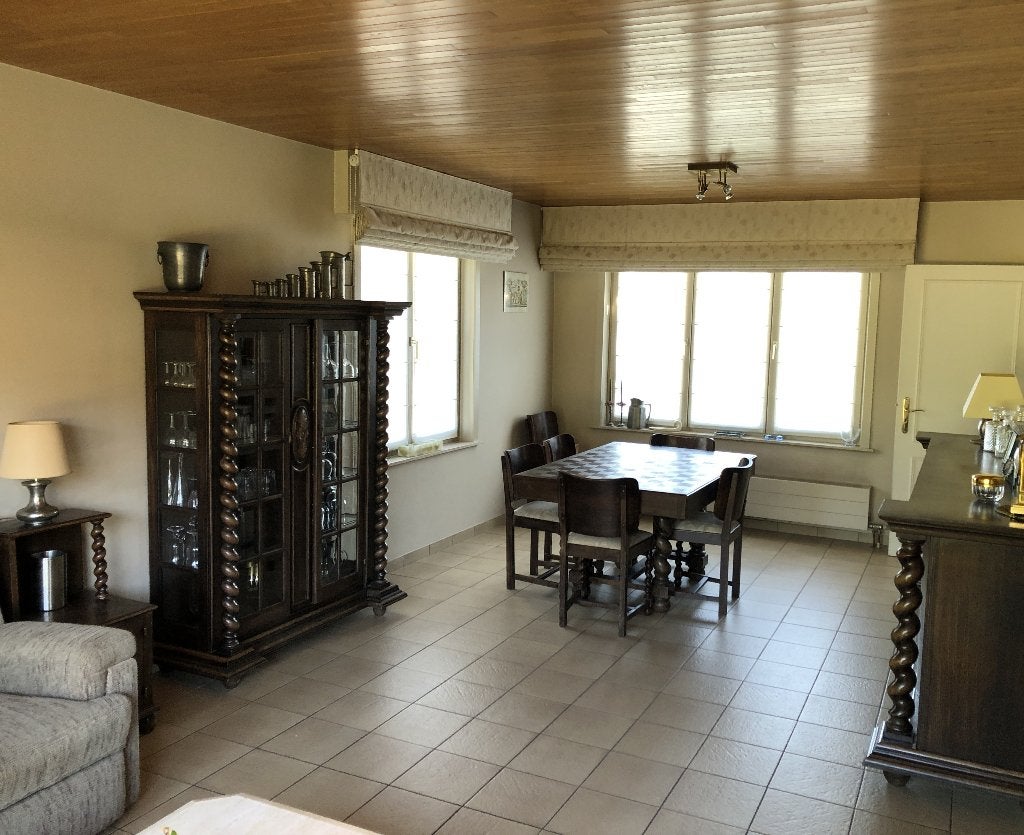 Eetkamer: tafel, stoelen, dressoir, vitrinekast, bijzettafel, Enlèvement, Utilisé