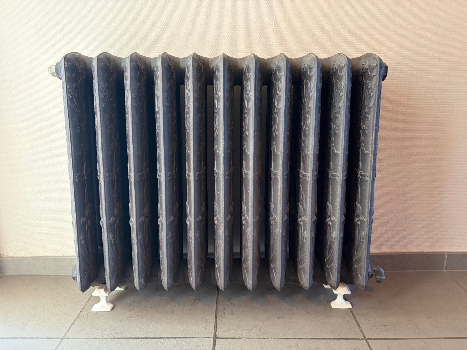 Gietijzeren gebloemde radiator, Doe-het-zelf en Bouw, Verwarming en Radiatoren, Ophalen, Zo goed als nieuw, Radiator