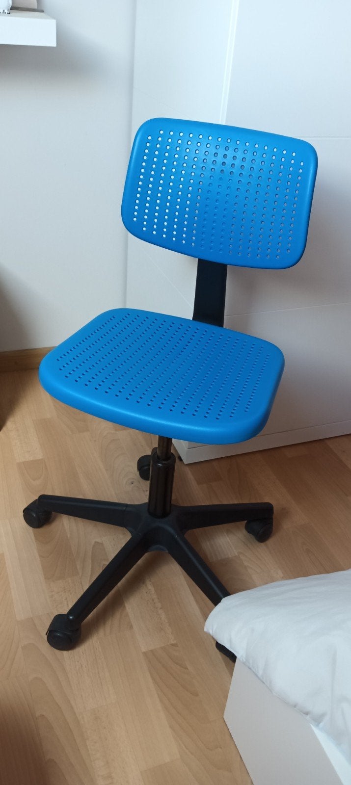 Blauwe bureaustoel, Ophalen