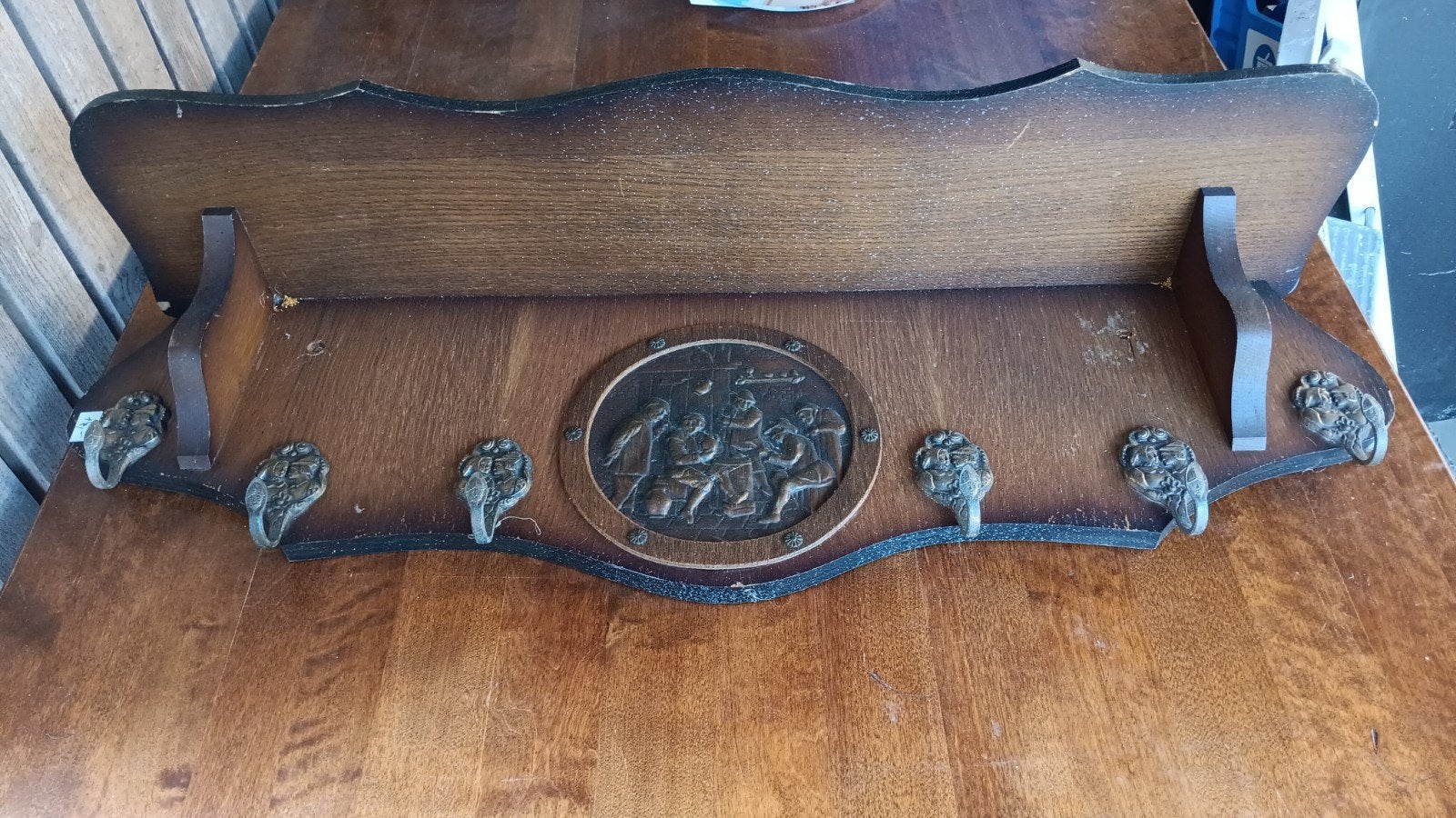 Oude kapstok, Ophalen