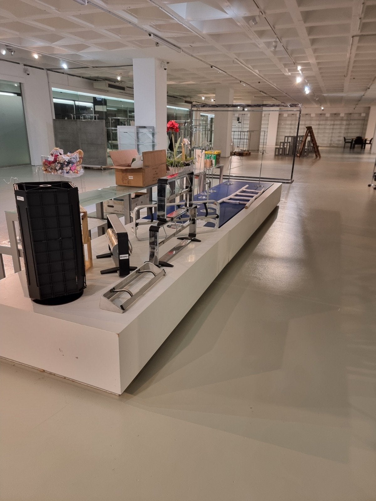 Presentatiepodium met zitbank te koop blikvanger voor winkel, Articles professionnels, Aménagement de Bureau & Magasin | Commerce & Inventaire