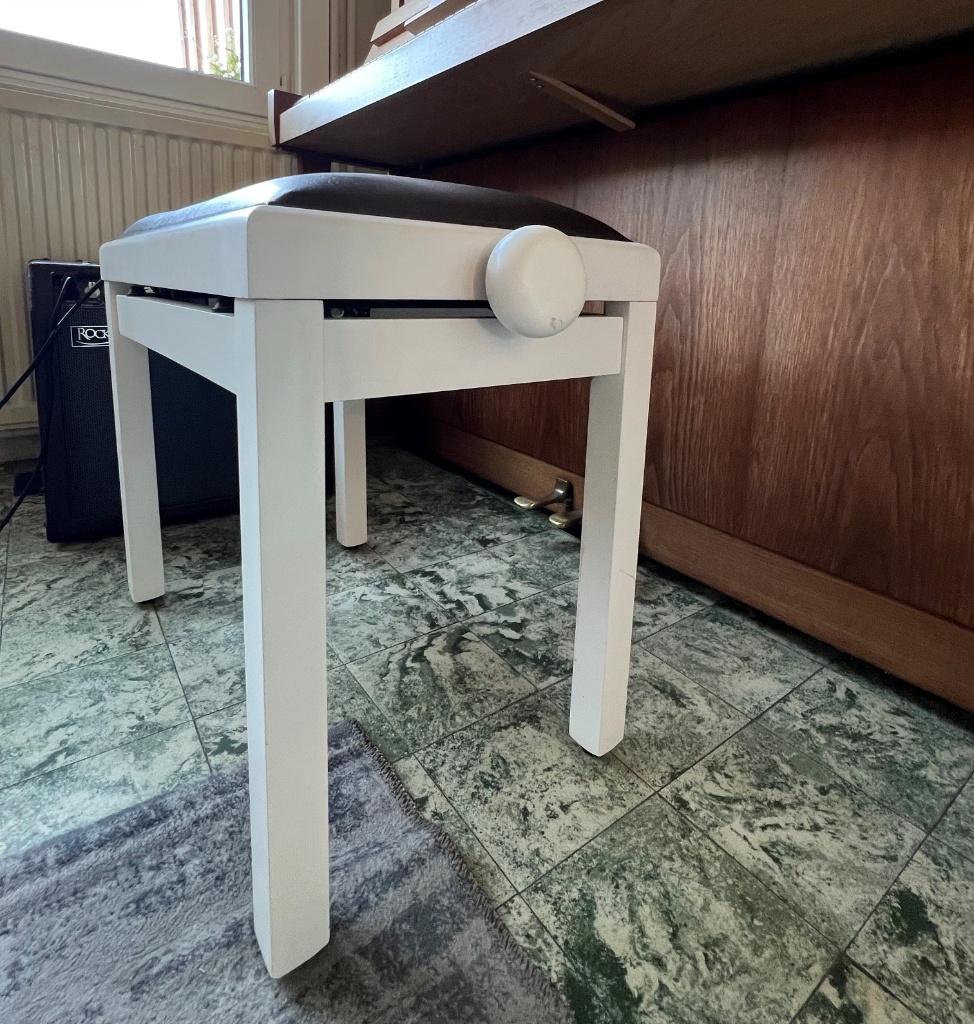 Banquette de piano en bois blanc avec assise marron, Musique & Instruments, Pianos, Utilisé, Autres types, Blanc, Enlèvement