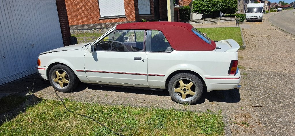 Oldtimer ford escort cabrio XR3i, Auto's, Voorwielaandrijving, 4 deurs, Stof, Cabriolet