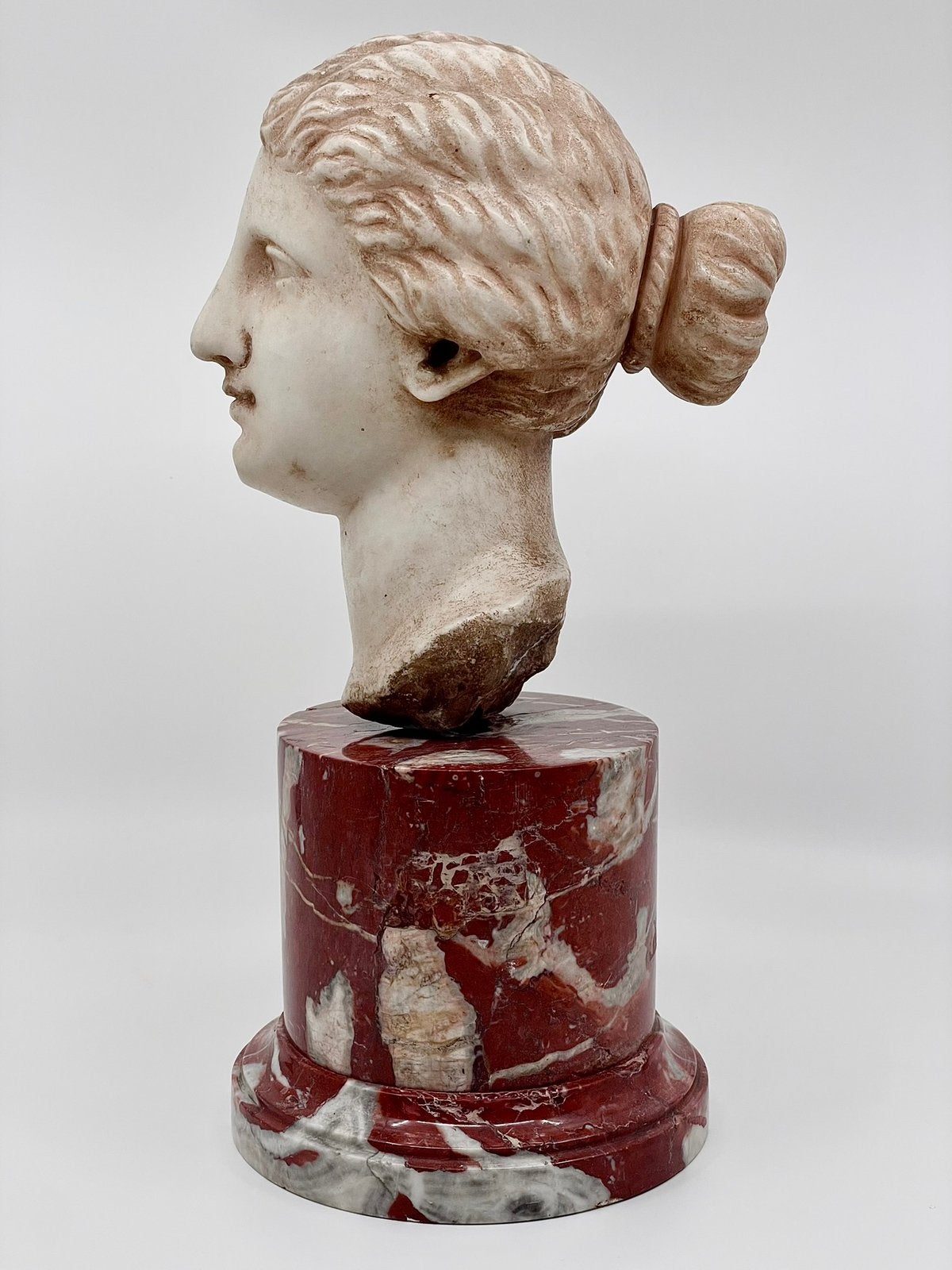 Marmeren buste klassieke Grieks-Romeinse stijl – op sokkel, Antiek en Kunst, Ophalen, Klassiek, Buste, Rood