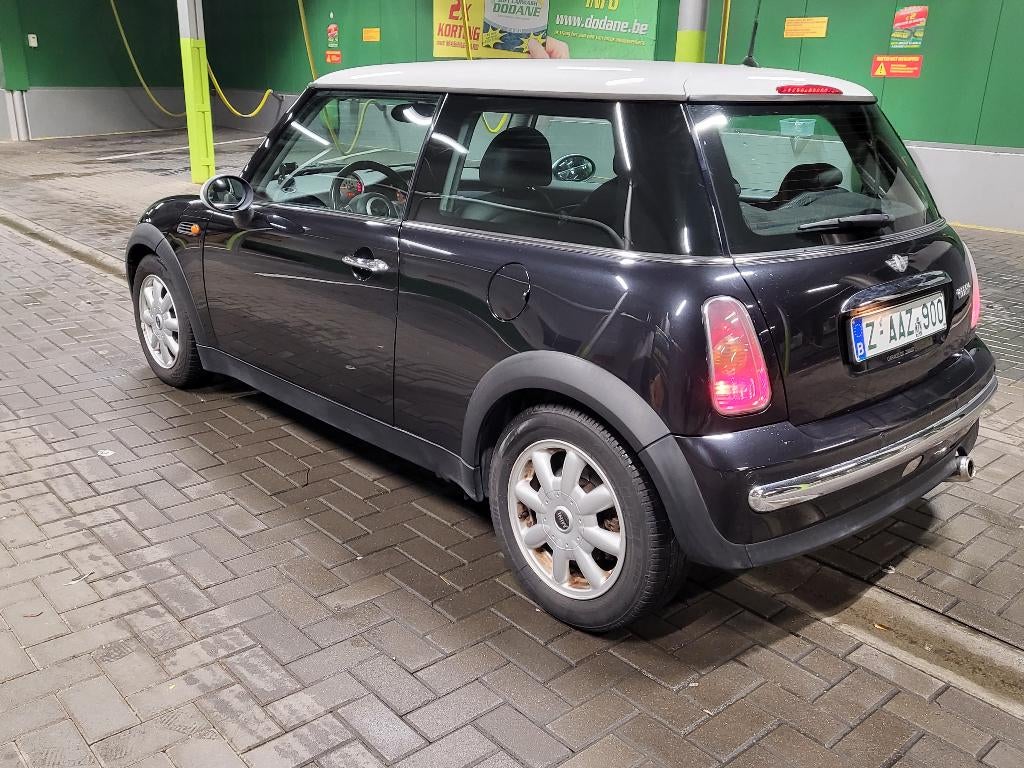 MINI COOPER 1.6 BENZINE. 1750 EURO, Auto's, Mini, 4 zetels, Parkeersensor, Leder en Stof, Zwart