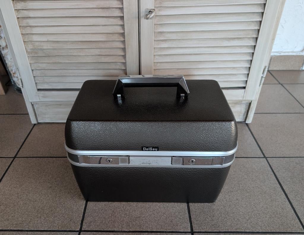 Bruin, goudkleurige beautycase: Delsey, Enlèvement ou Envoi, Avec miroir(s), Brun, Utilisé