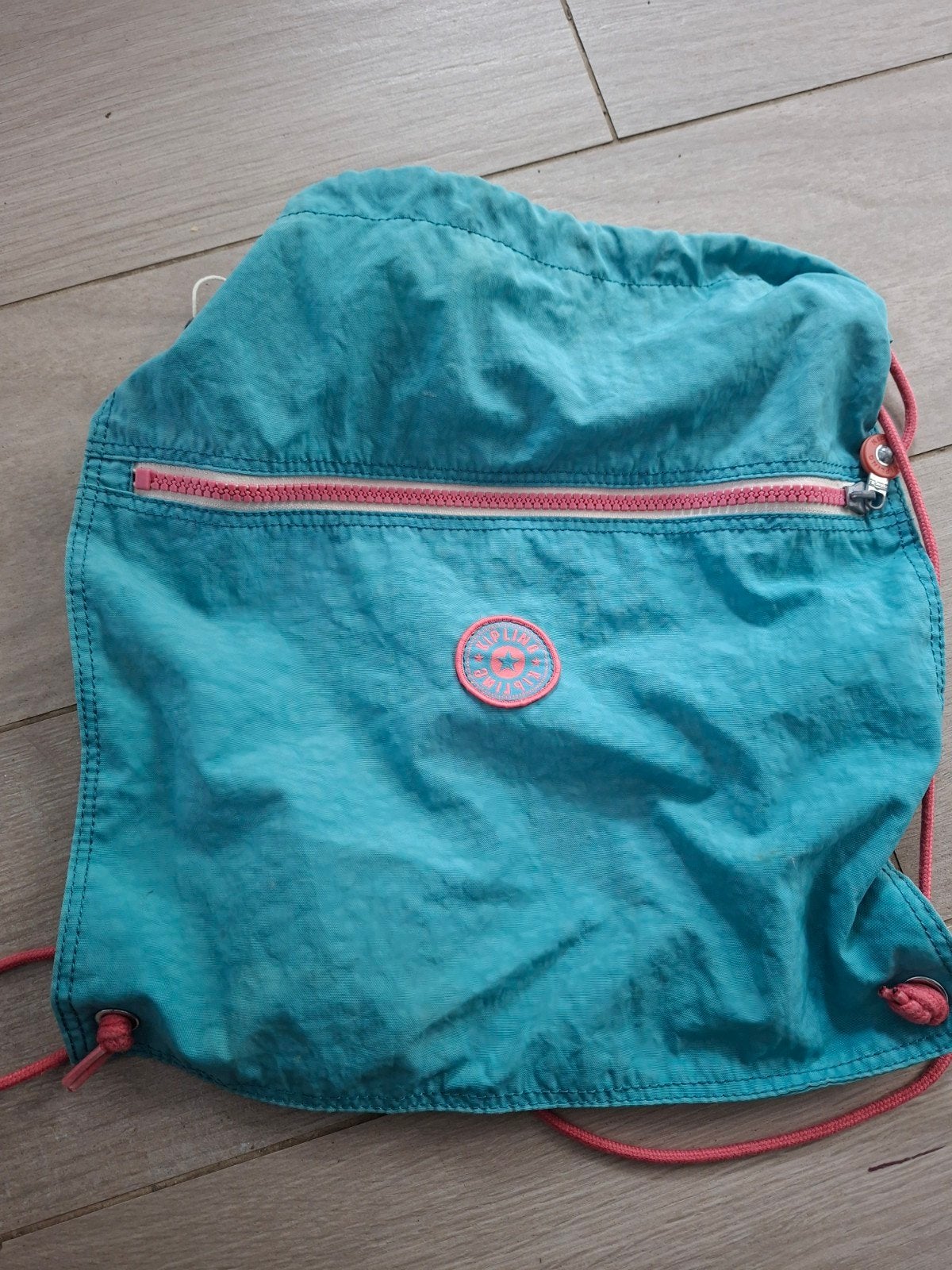 sac de gym Kipling, Enlèvement