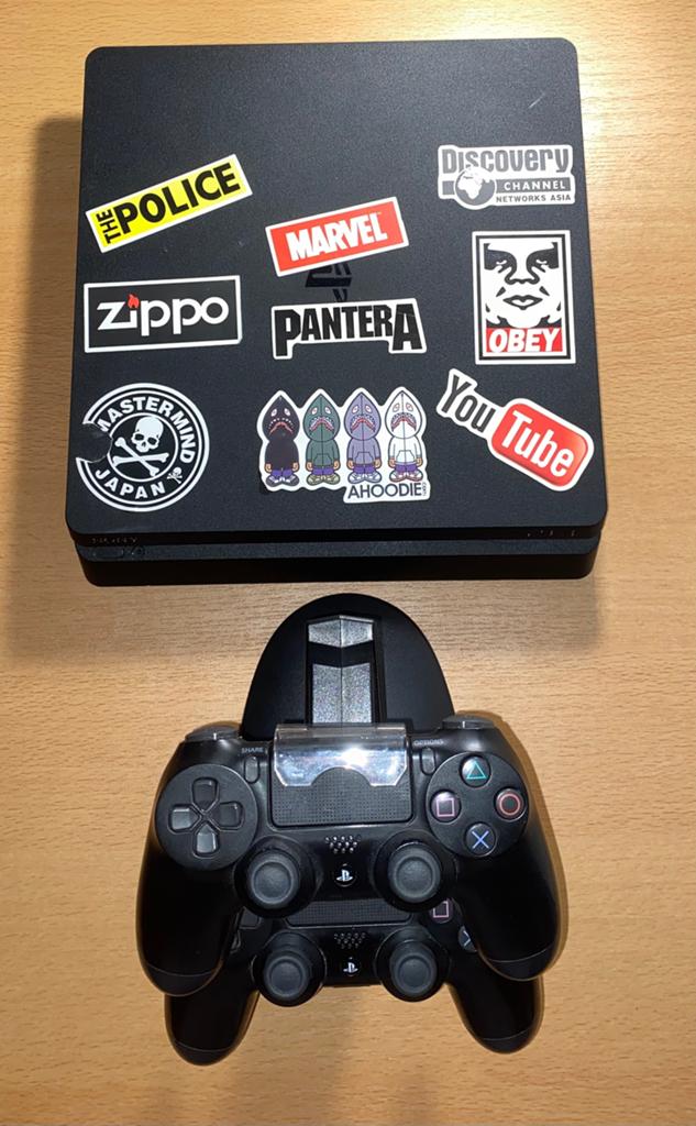 PS4 1000 giga/1 TB; 2 controllers en 7 cd-games, Games en Spelcomputers, Met games, Met 2 controllers, Ophalen of Verzenden, Zo goed als nieuw