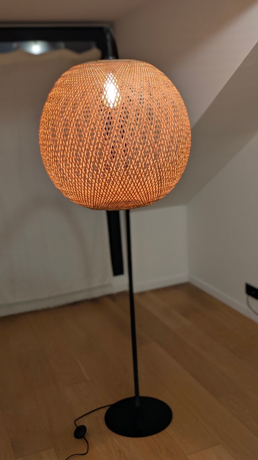 Lampadaire Arc "Wild" Maisons du Monde – Rotin et Métal Noir, Maison & Meubles, Lampes | Lampadaires, Enlèvement, Comme neuf, Autres matériaux