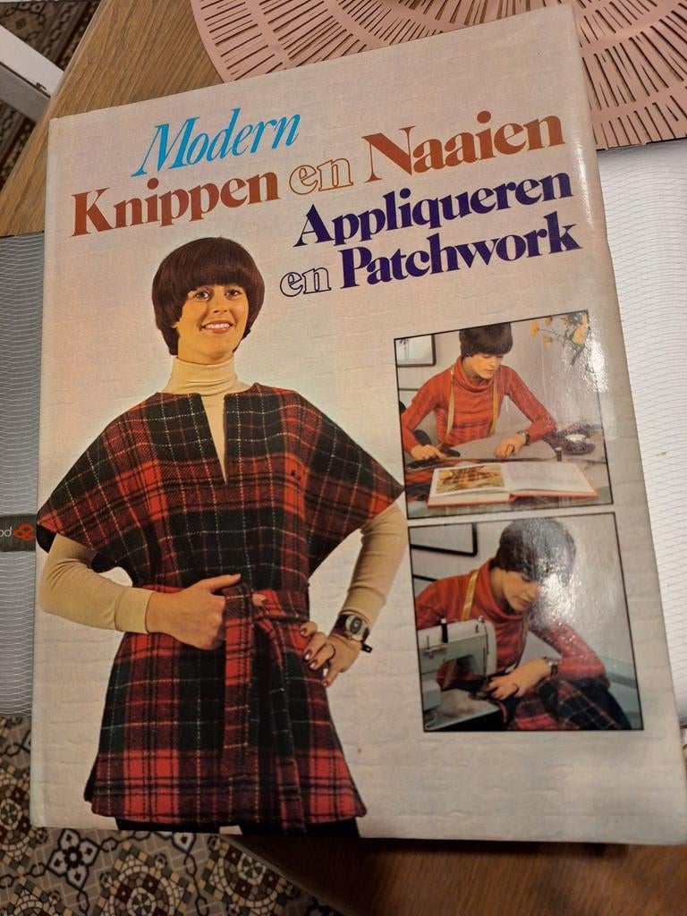 Vintage boek "Modern knippen en naaien", Livres, Loisirs & Temps libre, Enlèvement, Comme neuf, Broderie ou Couture