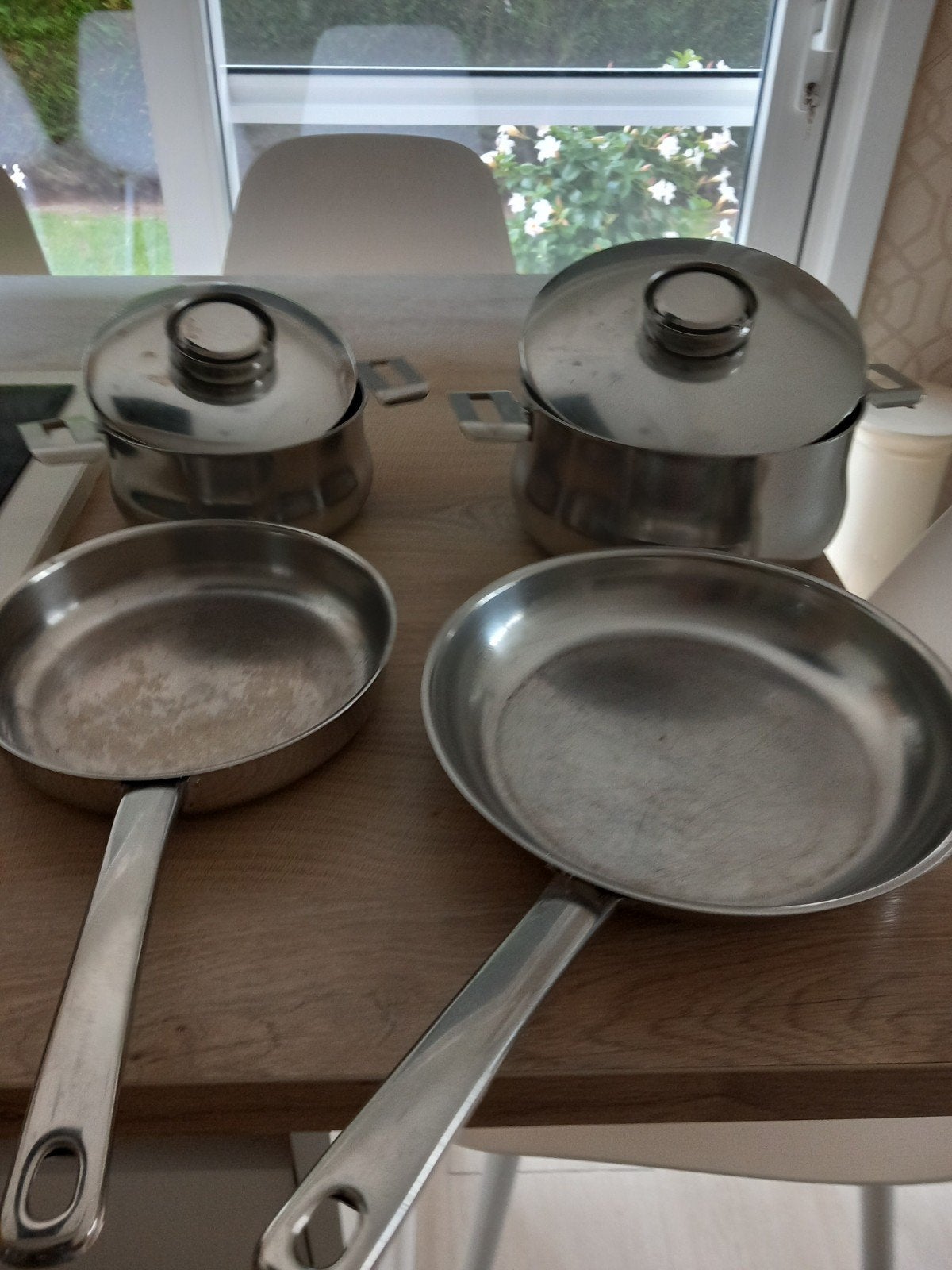 2 pannen en 2 kookpotten, Ophalen