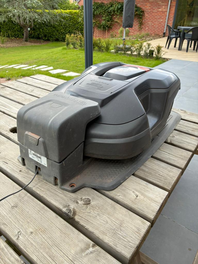 Robot-tondeuse Husqvarna, Jardin & Terrasse, Tondeuses robotisées, Enlèvement, Utilisé, 20 à 25 cm, Contrôlable via l'application