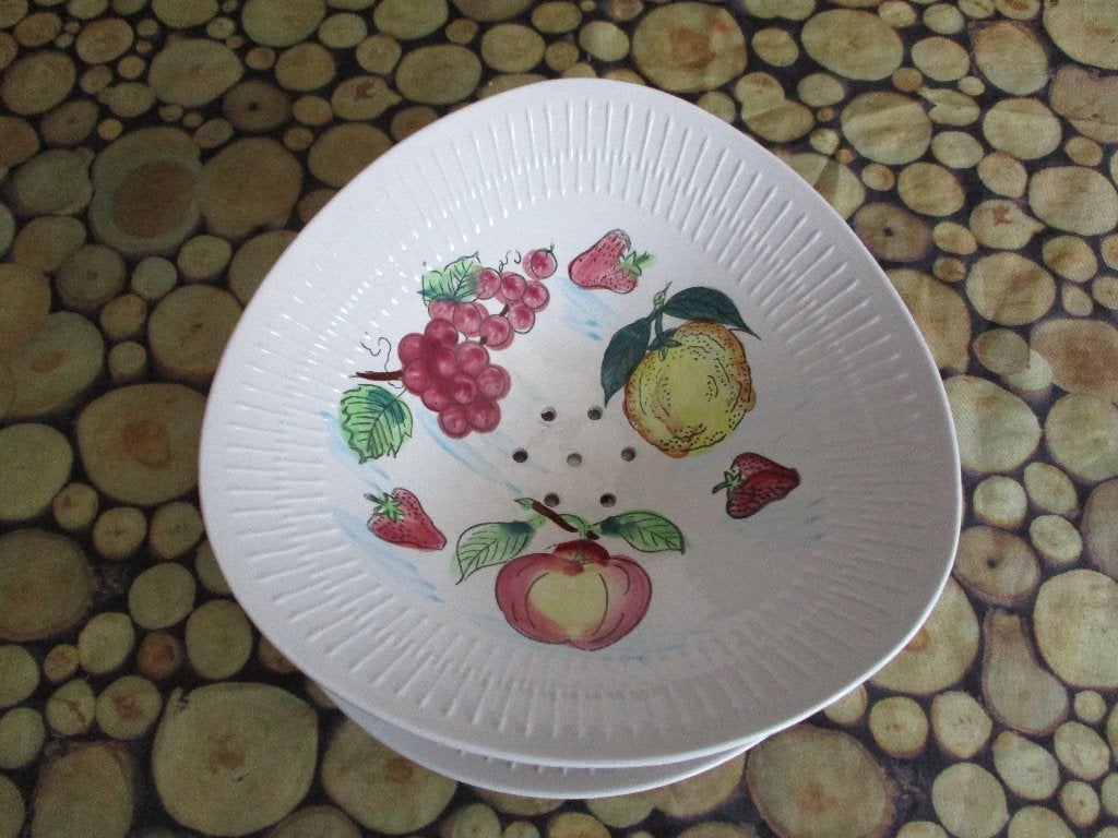 (fruit)vergiet op bord, Keramiek, Ophalen of Verzenden, Zo goed als nieuw, Overige stijlen