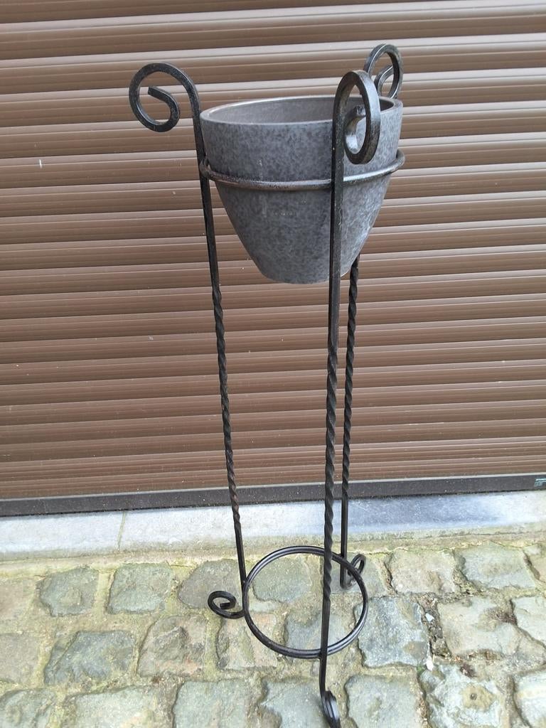 Metalen staander met plantenpot in prime staat, Tuin en Terras, Ophalen