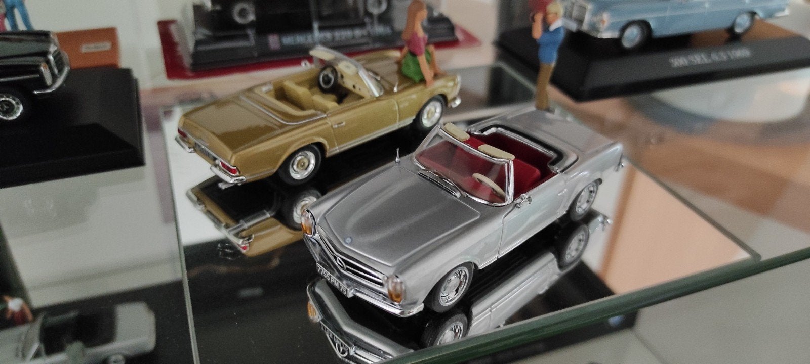 2x Mercedes-Benz 230SL zilver en goud, 1:43, +2 figuren, Ophalen of Verzenden