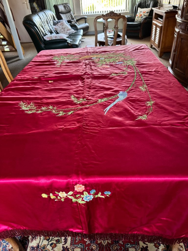 Satijnen  wijnrood tafelkleed met prachtig borduurwerk, Ophalen, Overige materialen, Franjes/kwastjes, 167 cm