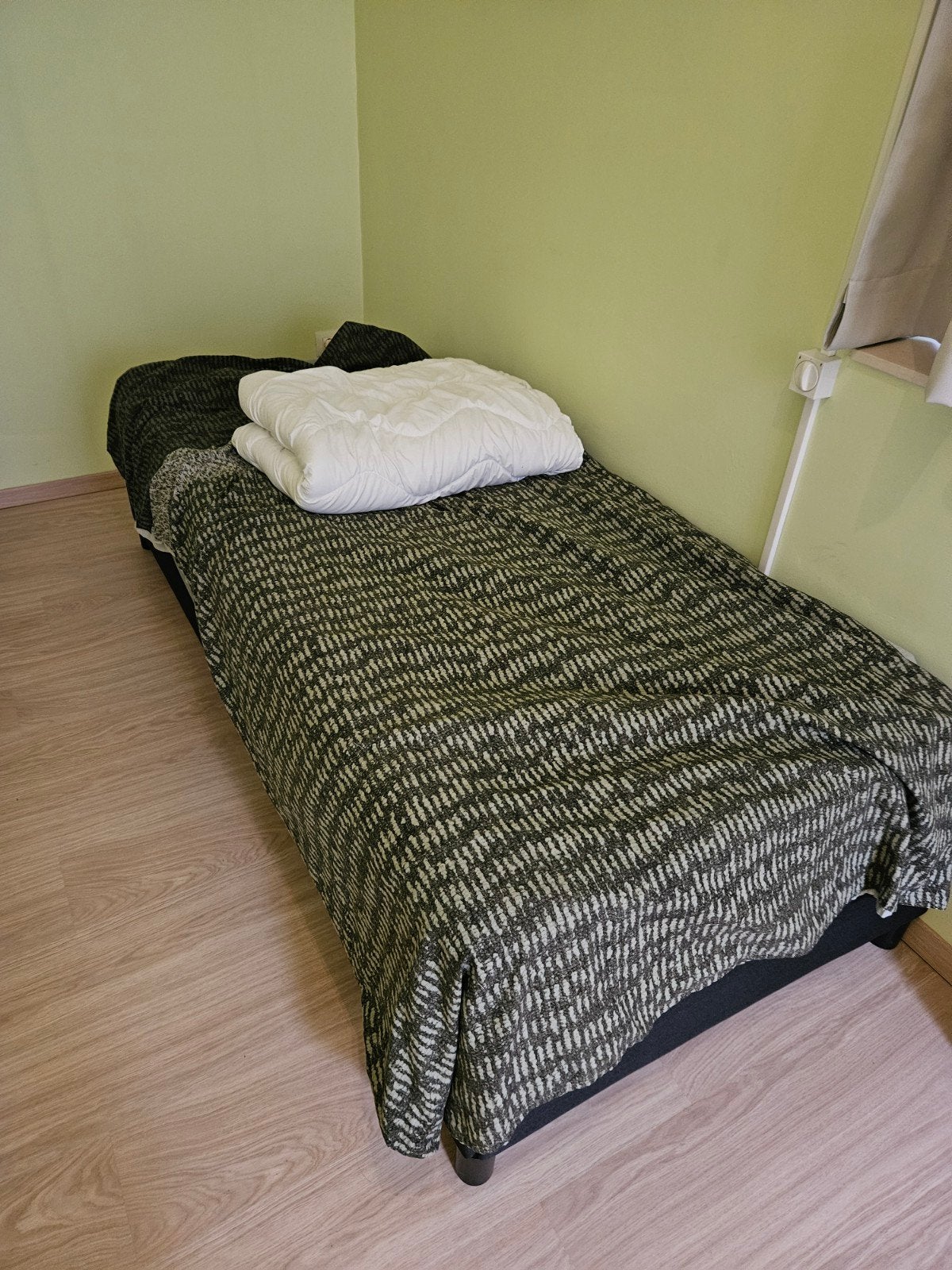 1 persoonsbed met donsdeken en overtrek., Huis en Inrichting, Ophalen, Zo goed als nieuw