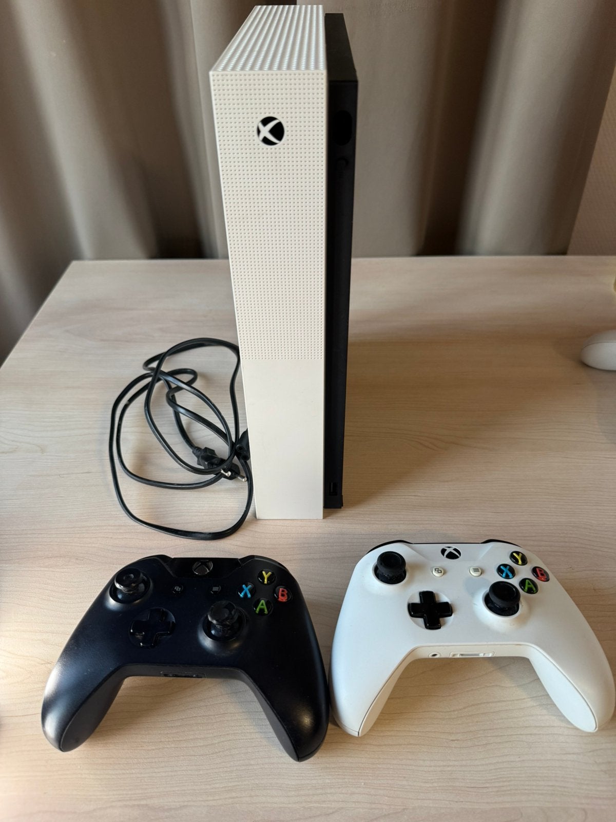 Xbox One S All-Digital 1 To + 2 manettes, Games en Spelcomputers, Gebruikt, Xbox One, Met 2 controllers, Ophalen of Verzenden