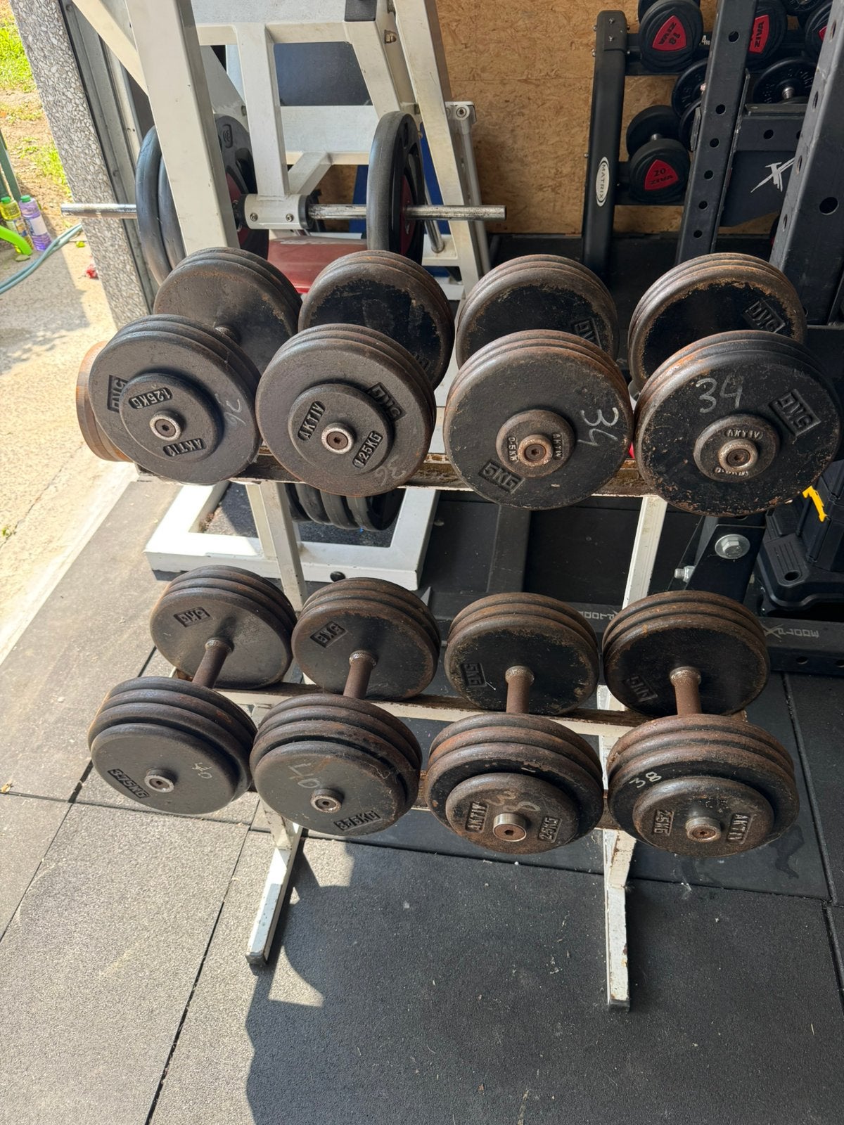Dumbbells Set 34kg t/m 40kg + Opbergrek, Sport en Fitness, Ophalen, Zo goed als nieuw