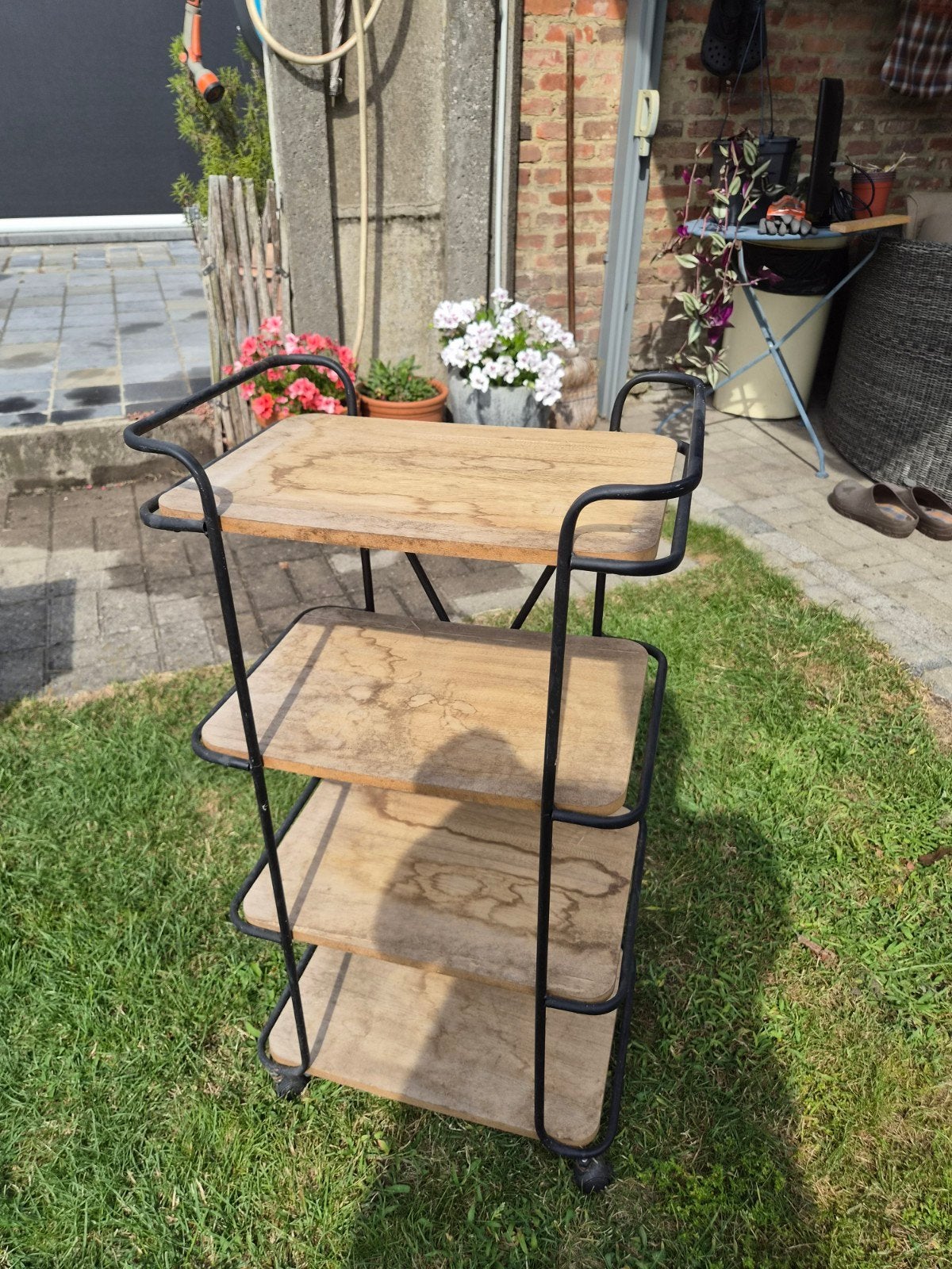 Metalen rekje met houten legplanken op wieltjes, Huis en Inrichting, Woonaccessoires | Etagères, Ophalen, Gebruikt, Rek/stellage
