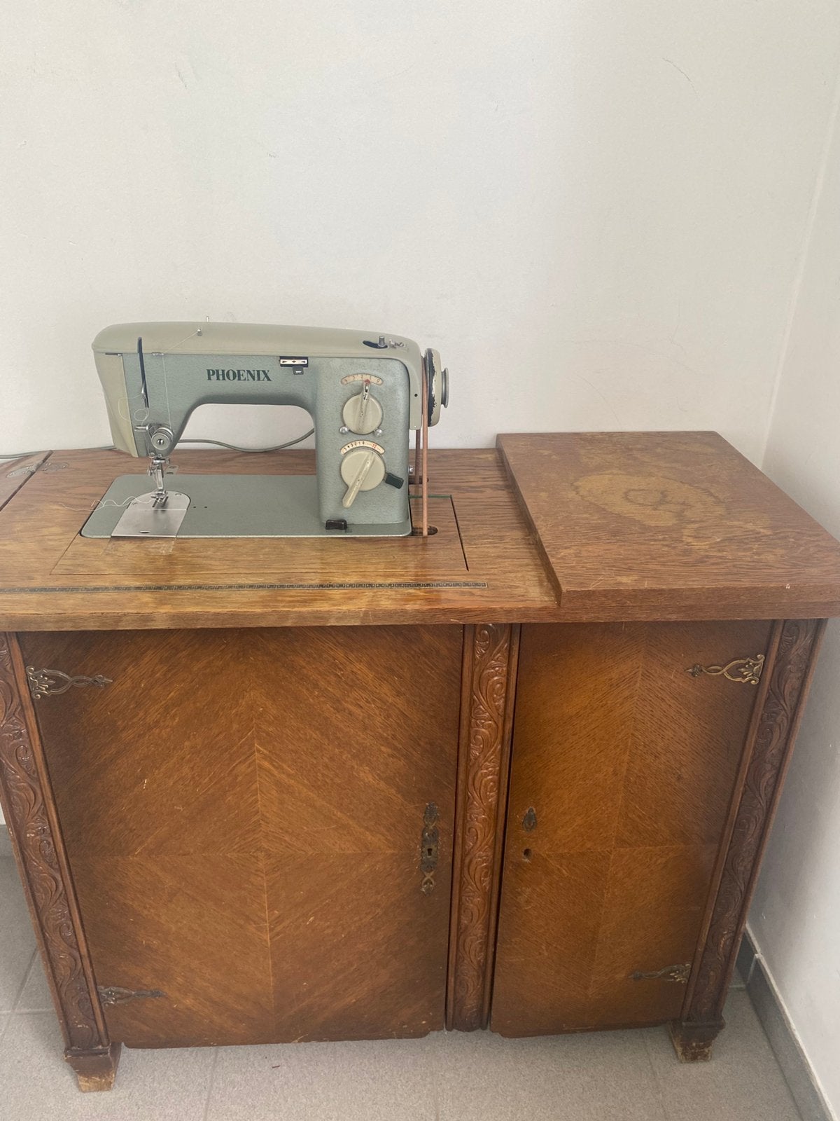 Vintage Phoenix naaimachine met tafel en kast, Antiek en Kunst, Ophalen