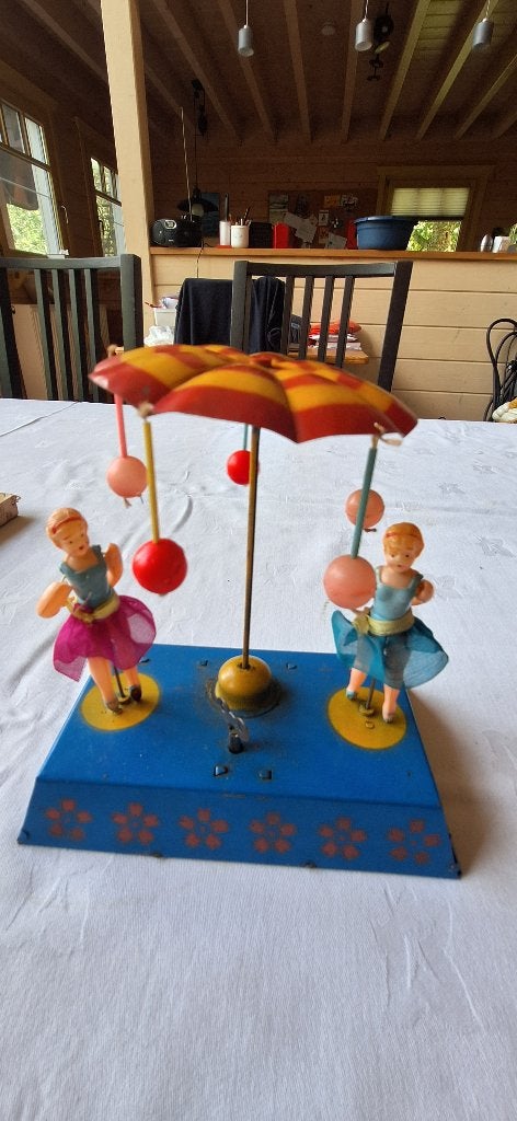 Opwindbaar draaimolentje jaren 40 met 2 plastic poppetjes, Ophalen of Verzenden