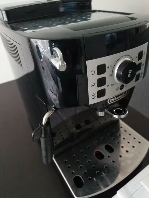 Machine à café entièrement automatique De Longhi MAGNIFICA S, Machine à espresso, Réservoir d'eau amovible, Café moulu, Enlèvement