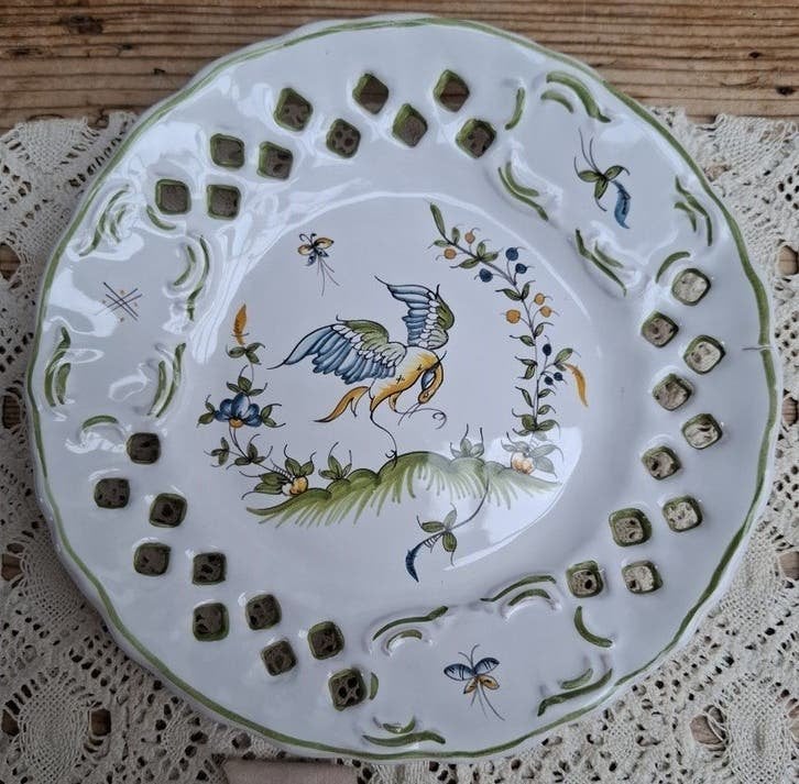 Opengewerkt Moustiers wandbord met vogel, Enlèvement ou Envoi