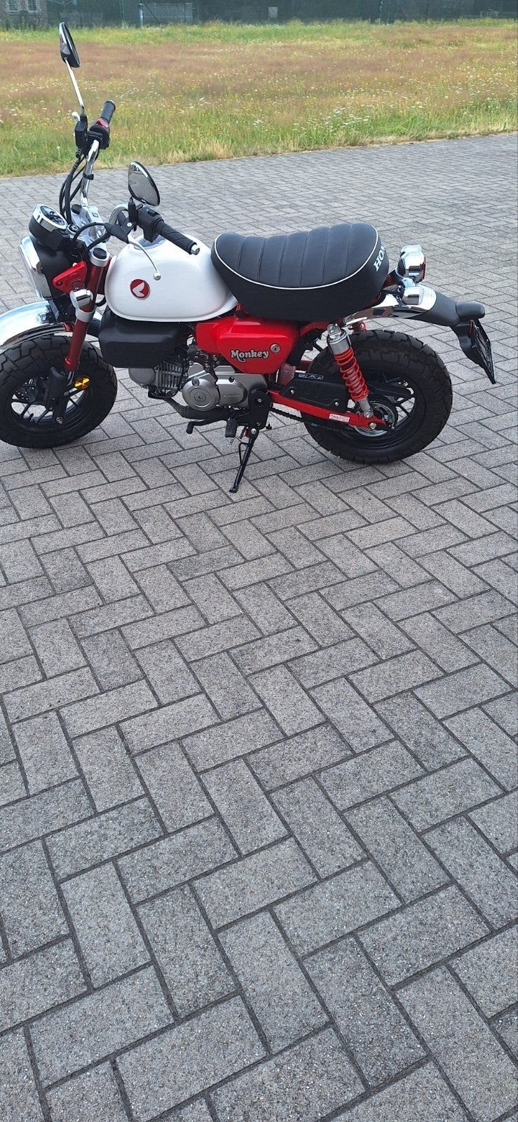 te koop Honda Monkey   8 maand oud  met 470 km  wit rood, Occasion, Particulier, 11 kW of minder, 124 cc