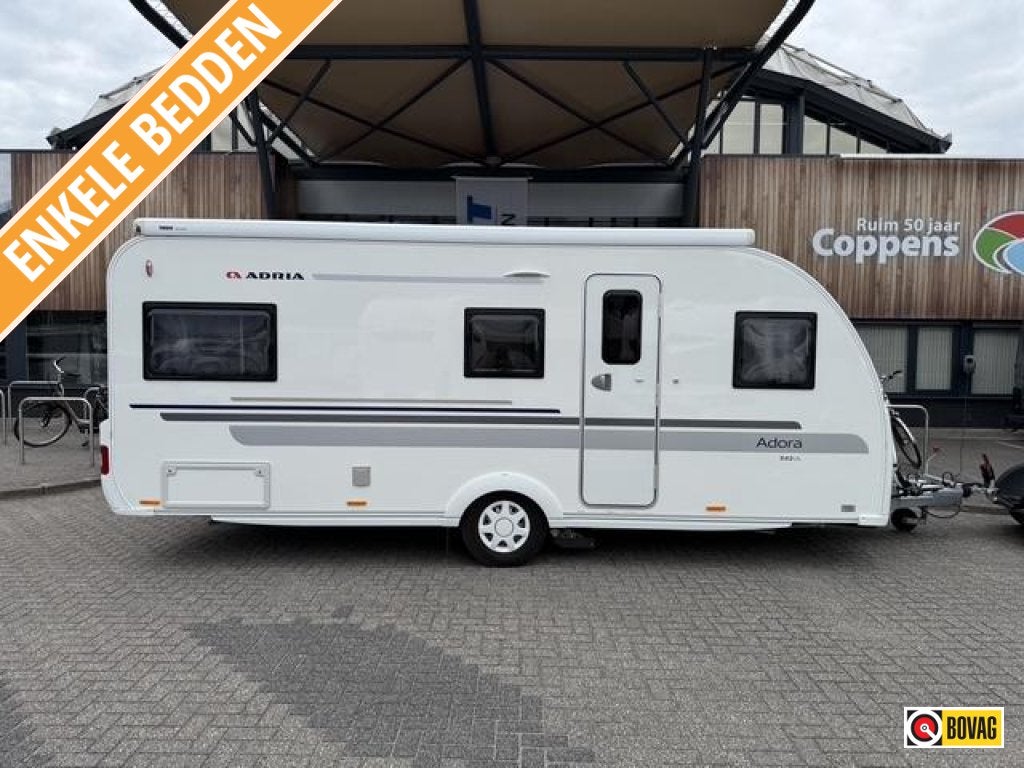 Adria Adora 542 UL, Jusqu'à 4, 6 à 7 mètres, 1250 - 1500 kg, Poêle