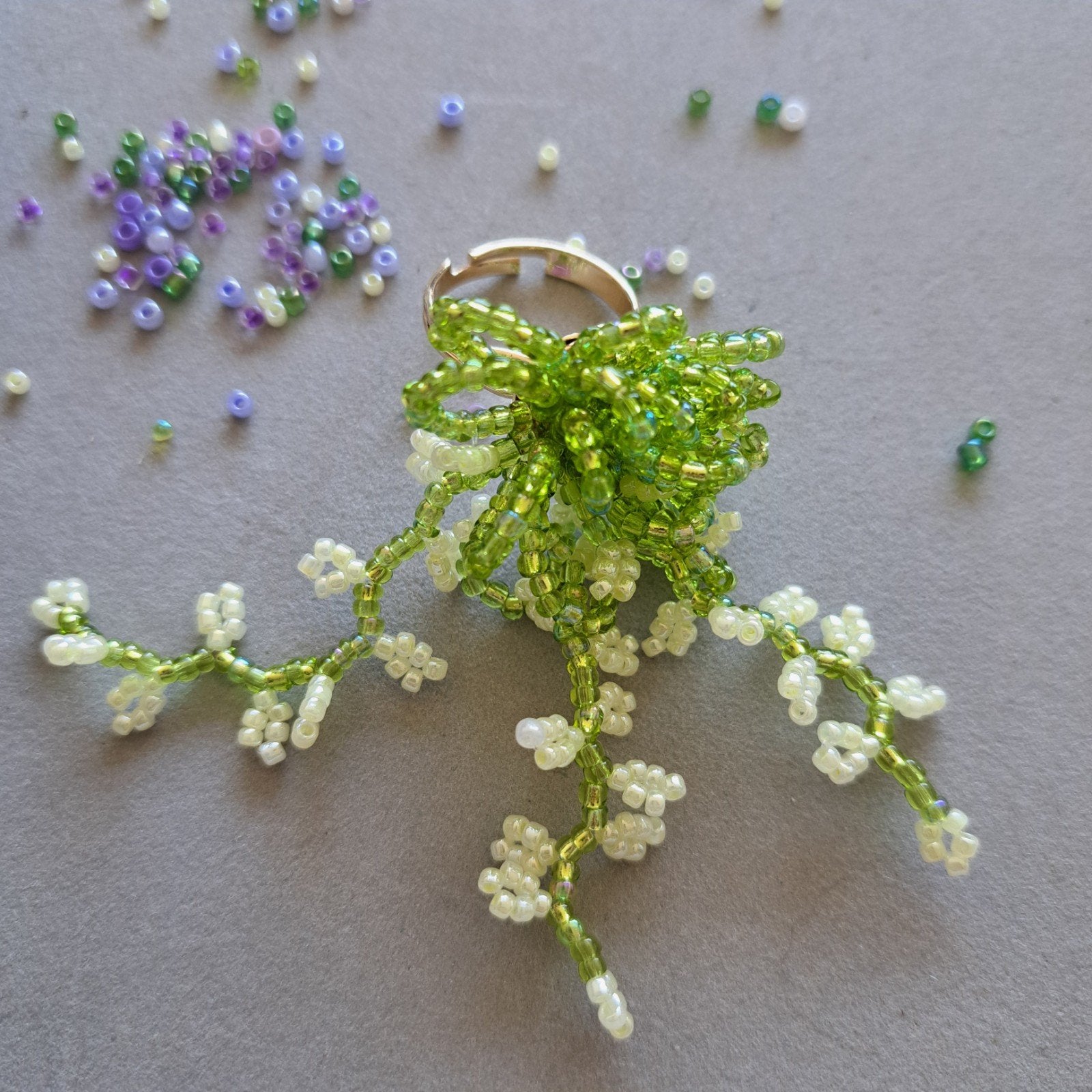 Groene bloemenring met kralen – verstelbaar, Handtassen en Accessoires, 20 of groter, Nieuw, Dame, Met parel