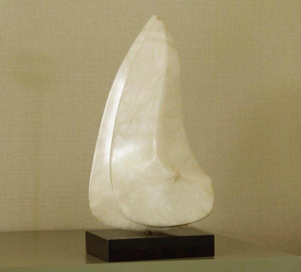 Beeld in wit marmer, Antiek en Kunst, Handgemaakt, Ophalen of Verzenden, 20 - 50 cm, Wit