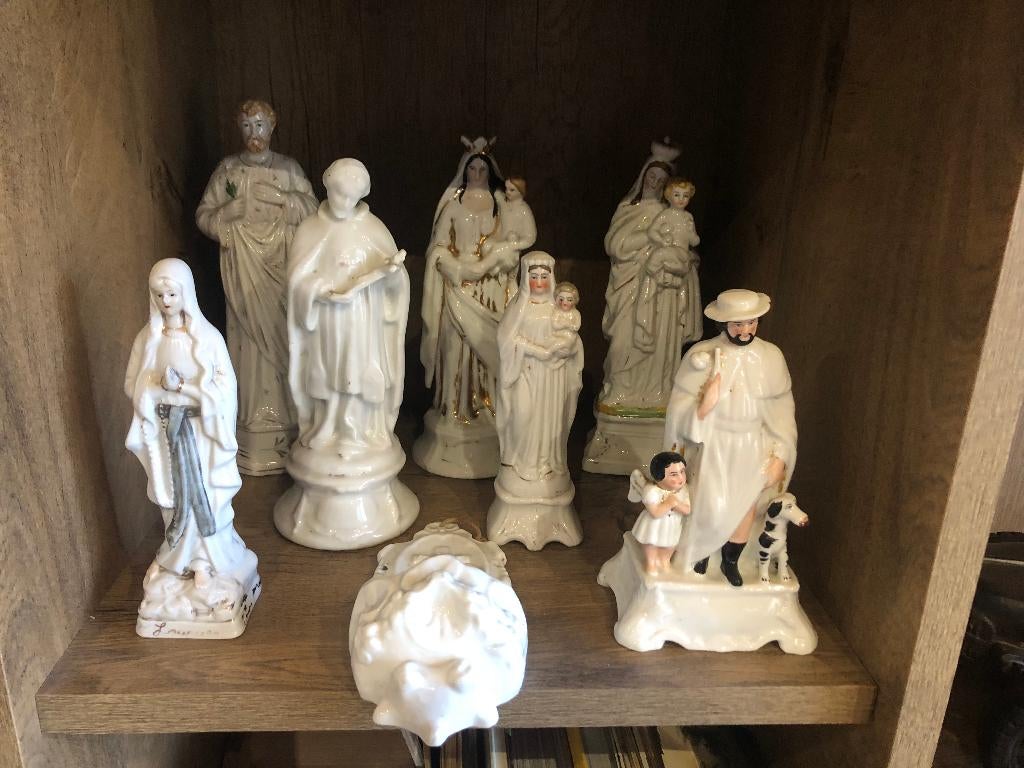 Statues Religieuses et Bénitier, Enlèvement