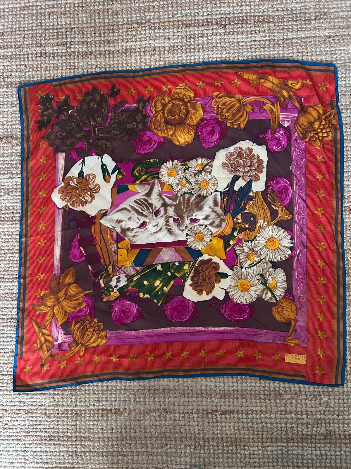 Christian Lacroix foulard soie motifs fleurs chats 86x88, Vêtements | Femmes, Bonnets, Écharpes & Gants, Porté, Enlèvement ou Envoi
