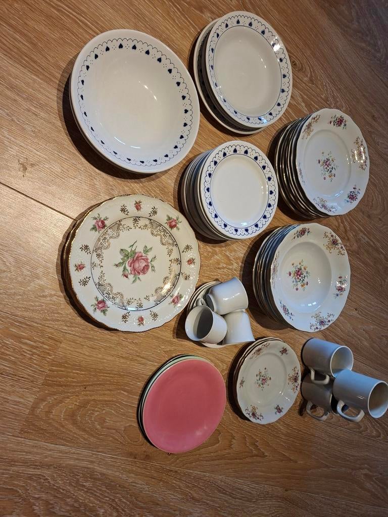 LOT D'ASSIETTES ET DE VAISSELLE VINTAGE, Enlèvement