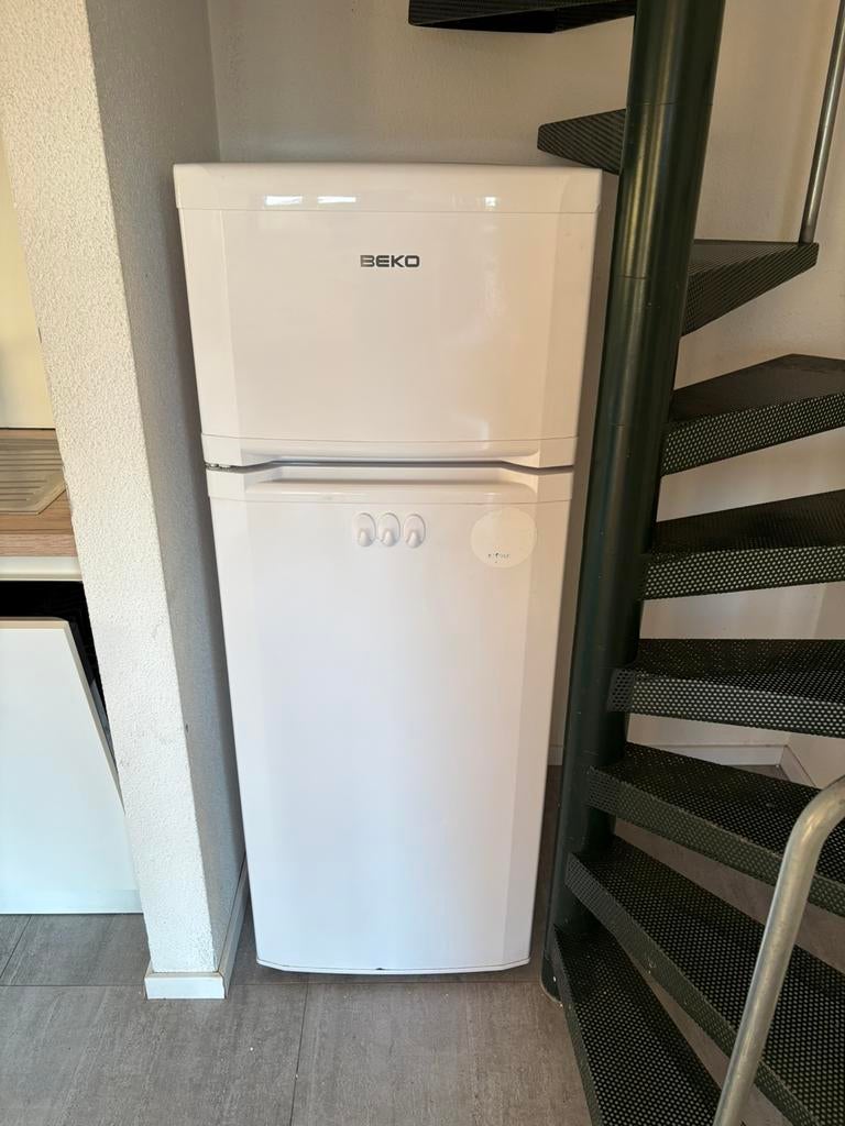 Ijskast BEKO met diepvries, Elektronische apparatuur, Koelkasten en IJskasten, Ophalen, Zo goed als nieuw