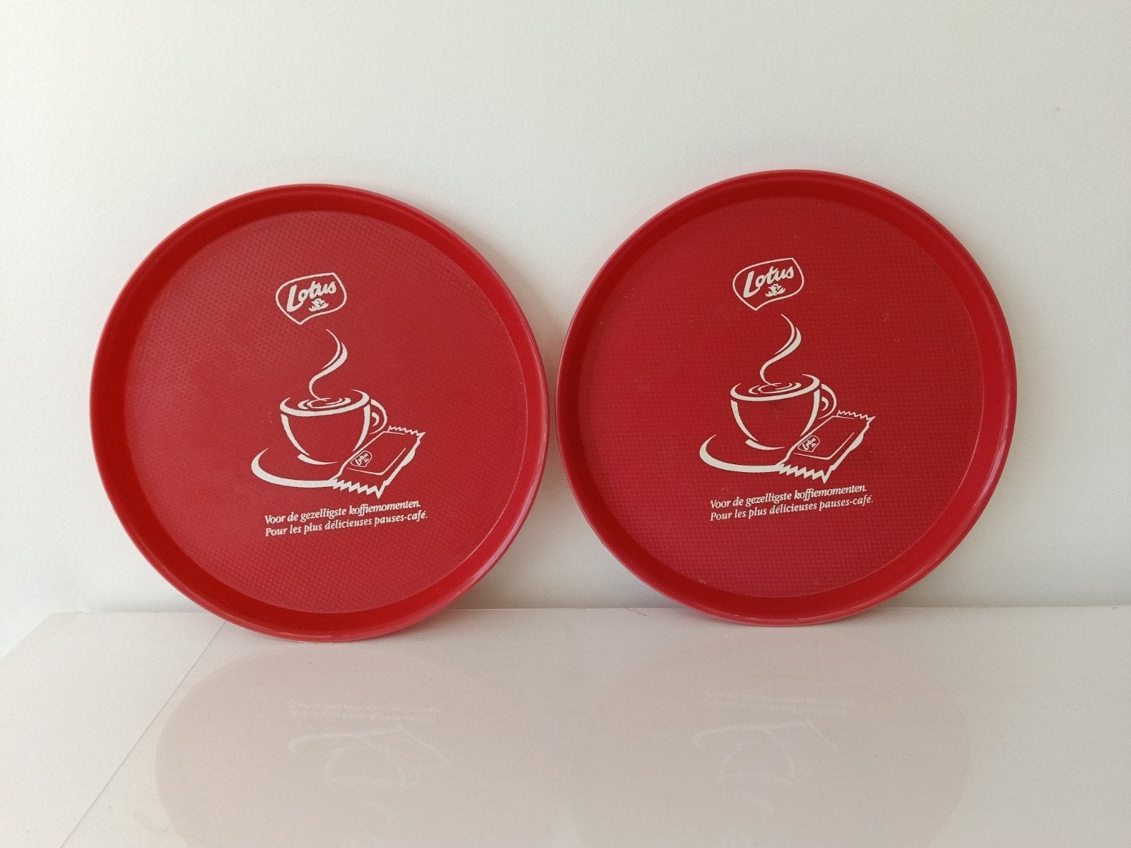 €2 voor 2 plateaus dienbladen Lotus., Ophalen of Verzenden, Gebruikt, Rond, Kunststof