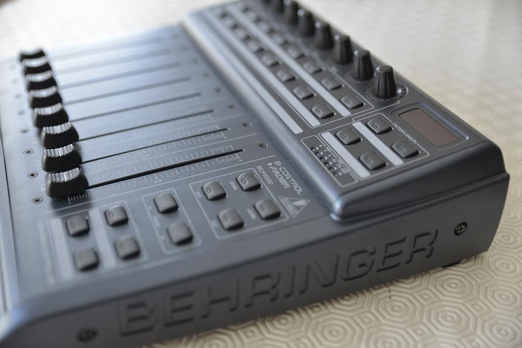 BEHRINGER USB/MIDI controller FADER BCF2000 LIKE NEW!, Ophalen of Verzenden, Zo goed als nieuw