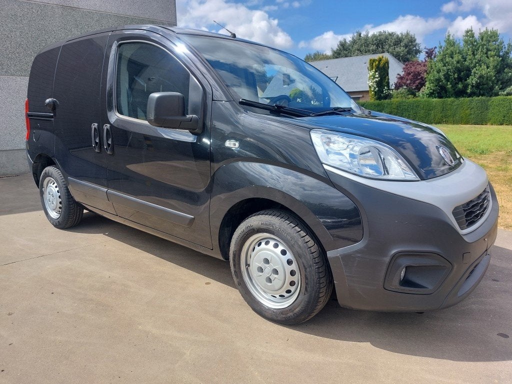 Fiat fiorino AUTOMAAT 2019 87000km Euro6, Auto's, Bestelwagens en Lichte vracht, Stof, Euro 6, USB, Zwart