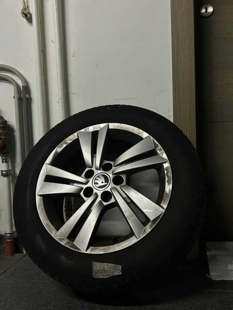 4 Pneus été Pirelli sur jantes origine Skoda 185/60 R15 84H, Pneus et Jantes, Enlèvement ou Envoi, Pneus été, Utilisé