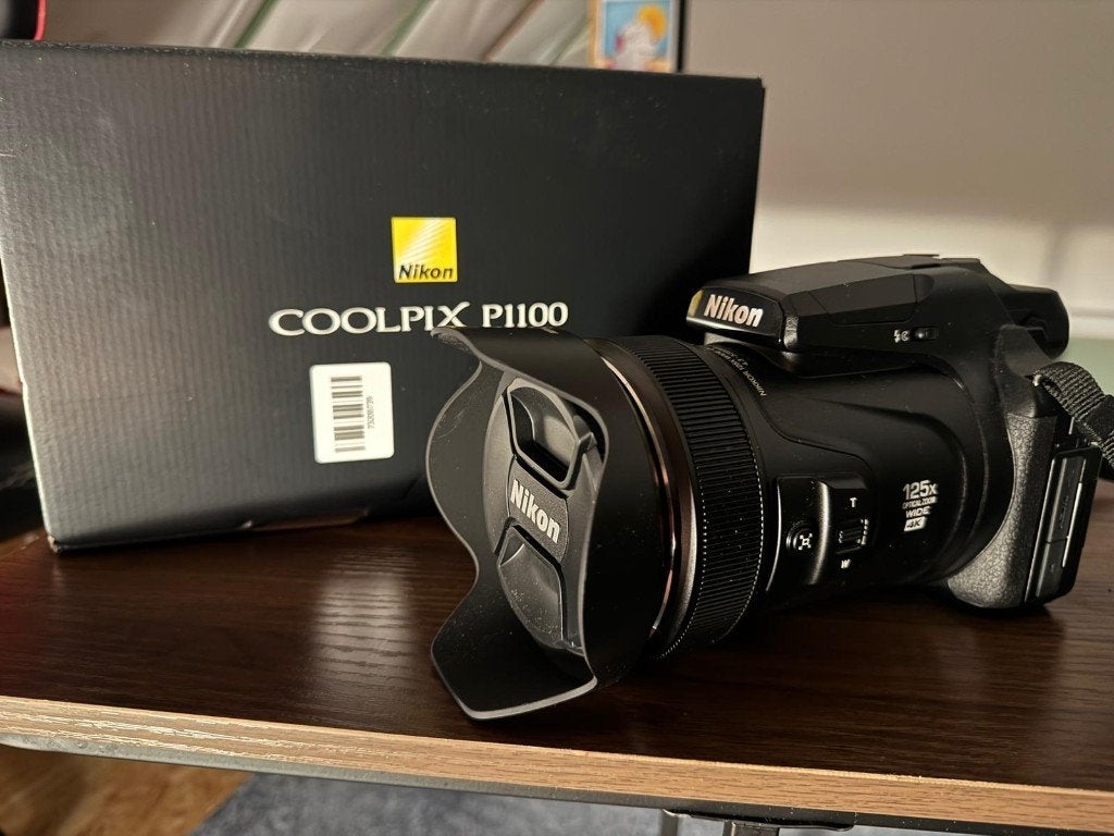 Nikon P1100 + extra's - nieuwstaat, Audio, Tv en Foto, Fotocamera's Digitaal, Ophalen, Lensdop, 16 megapixels, Zo goed als nieuw