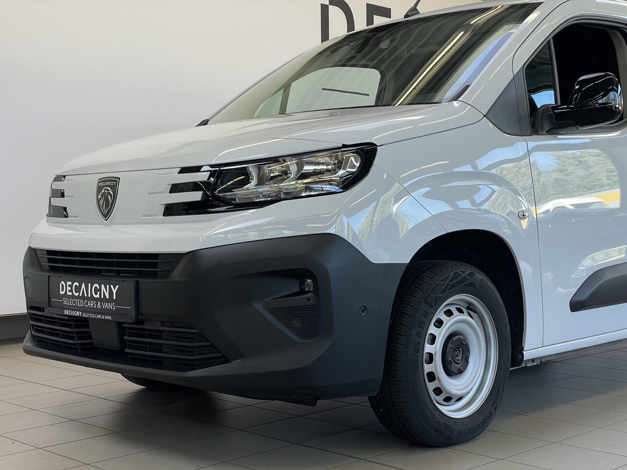 Peugeot Partner 1.2T L1H1 *Camera*Vloer & Wanden*Navigatie, Autos, Achat, Euro 6, Entreprise, Noir