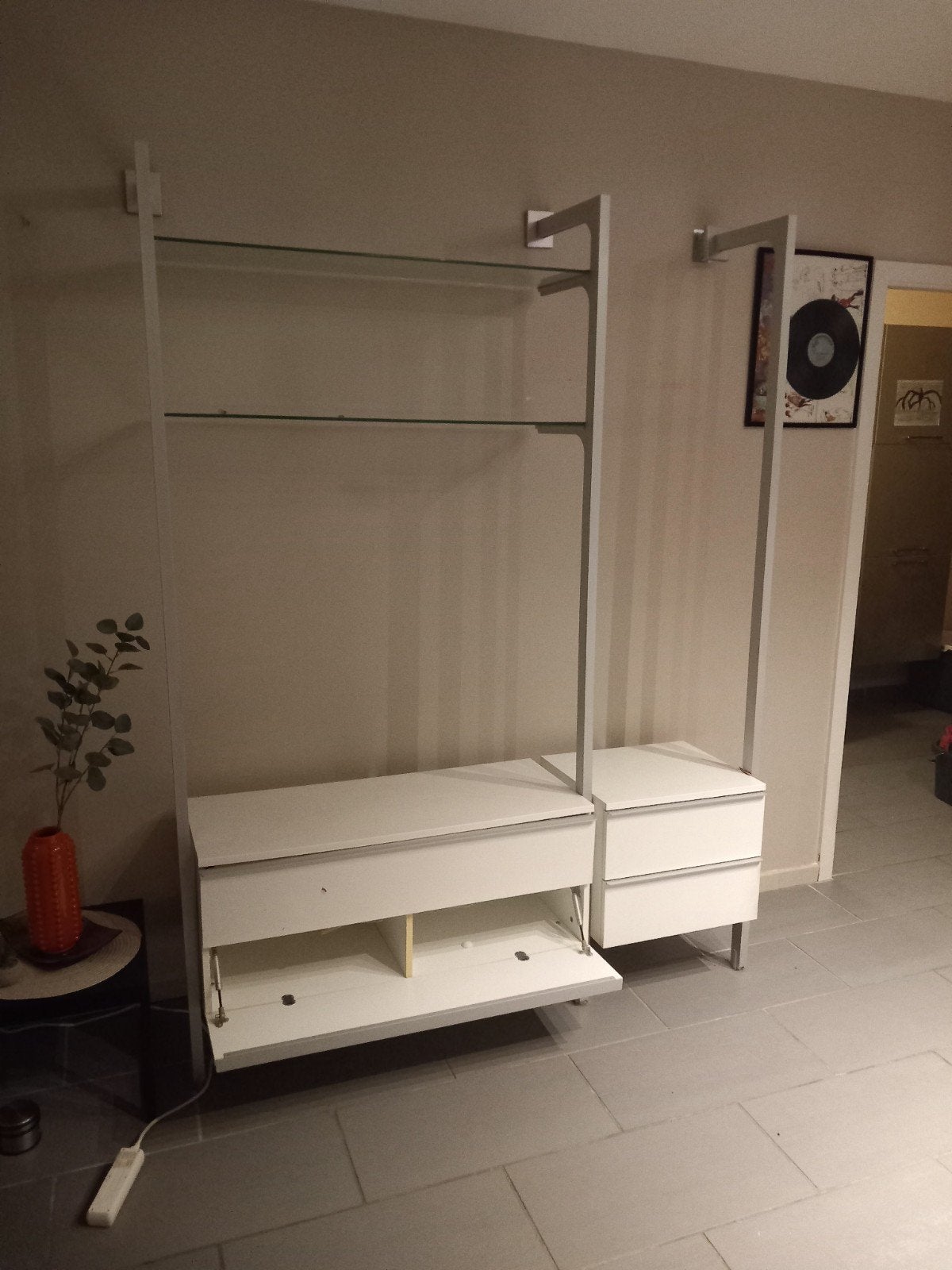 Gratis moderne tv kast. De ontbrekende schabben zijn erbij., Ophalen