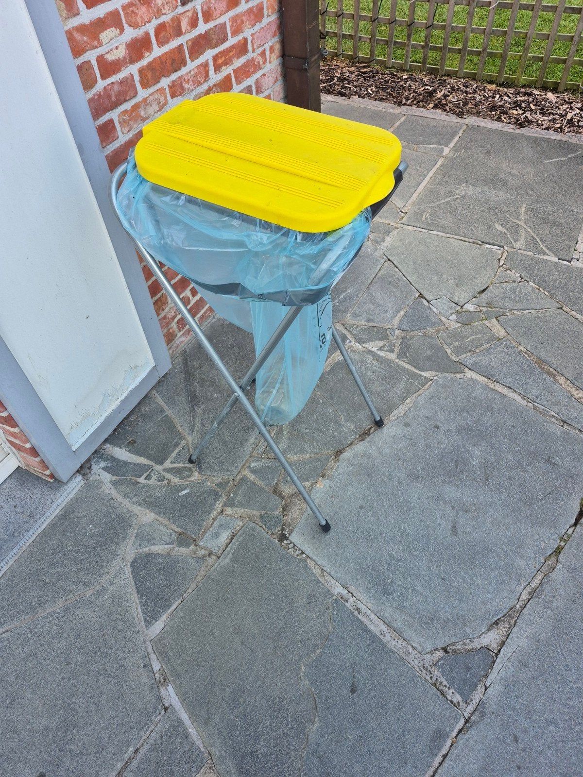 Blauwe plastic vuilniszakhouder, Ophalen